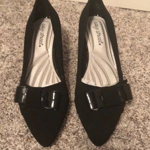 Easy Street Women's Size 7 narrow Black Pumps Shoes  1 1/2” heel